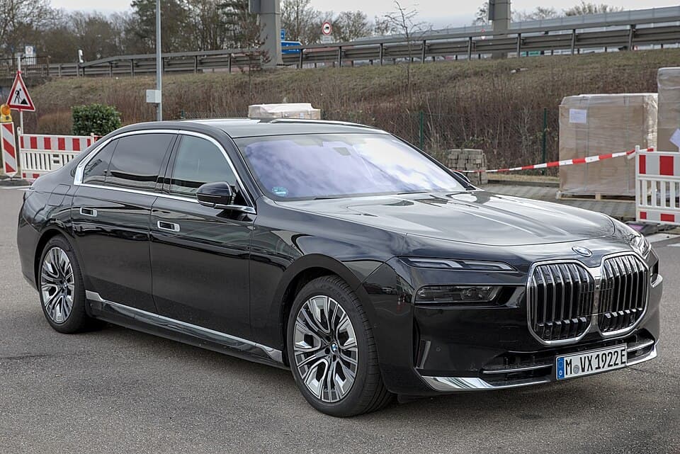 BMW i7